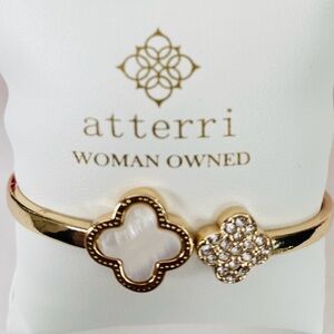 NWT ⚜️♥️⚜️ ATTERRI Gorgeous Double Clover Gold Tone Hinged Cuff Bracelet
